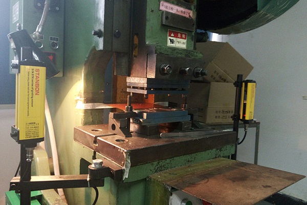 钣金加工厂的冲床保护装置 钣金加工厂的冲床保护装置