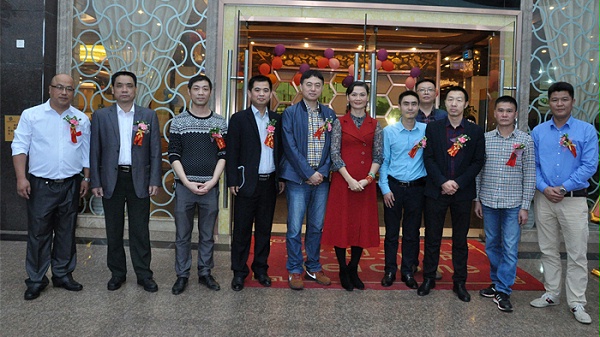 各部门经理活动现场门口迎宾 各部门经理活动现场门口迎宾