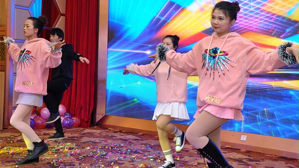 各部门经理活动现场门口迎宾 各部门经理活动现场门口迎宾